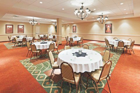 Wyndham Garden Downtown 3*